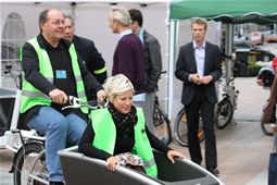 Paul Beeckmans from the Greens test-rides an Urban Arrow cargo bike 